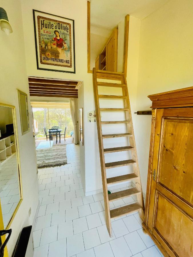 Bel Appartement Avec Mezzanine, Vue Mer Et Piscine Cogolin Εξωτερικό φωτογραφία
